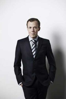 都会的なブラックスーツ