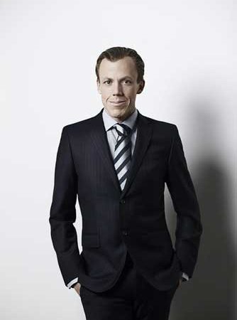 都会的なブラックスーツ