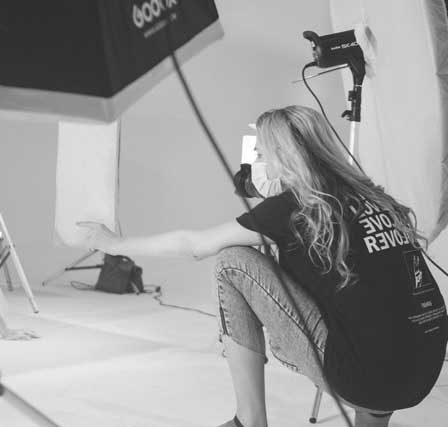 フォトスタジオに行くメリット 1 woman in black t-shirt sitting on chair