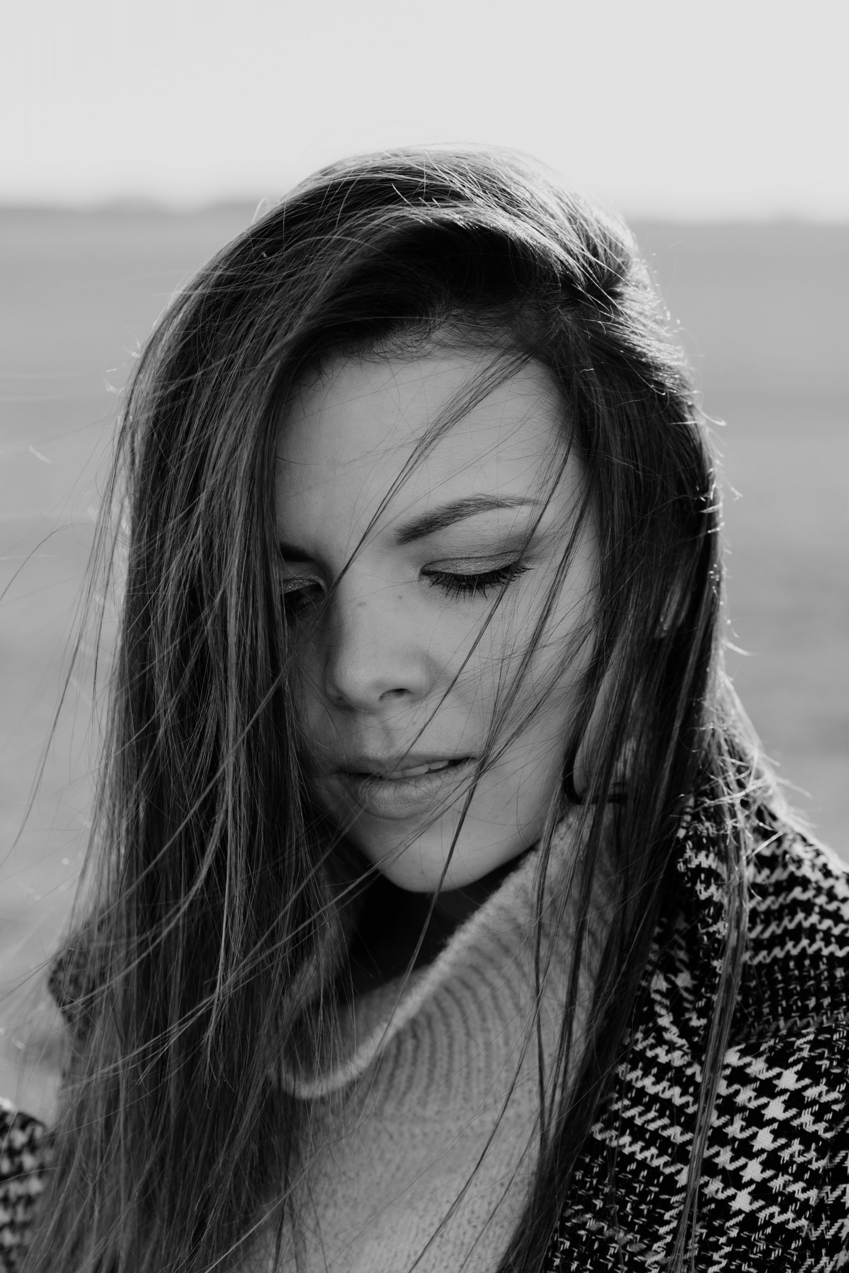 芸能界に入る様々な方法 1 grayscale photo of woman in knit sweater